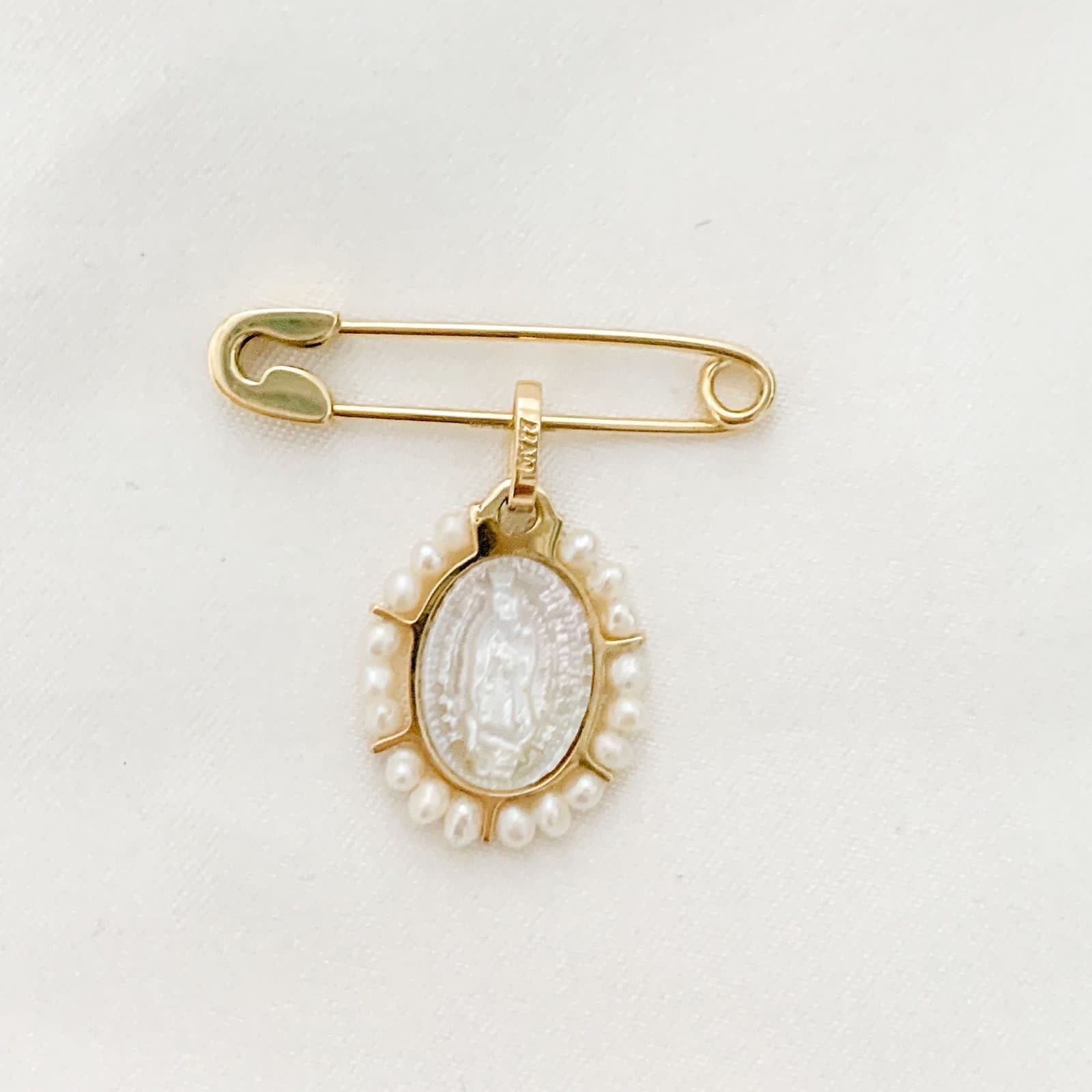 Medalla oval Madre Perla con perlas 14k