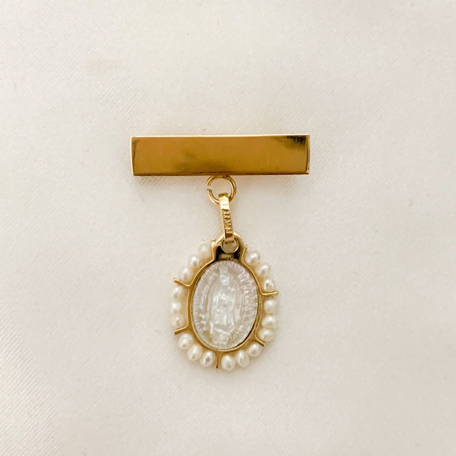 Medalla oval Madre Perla con perlas 14k