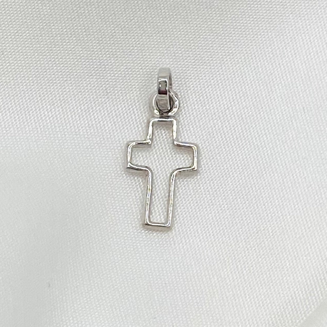 Cruz Silueta Oro Blanco 14K